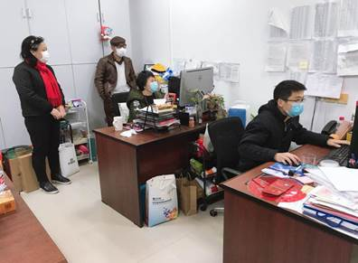 桌子上有许多人在厨房里描述已自动生成